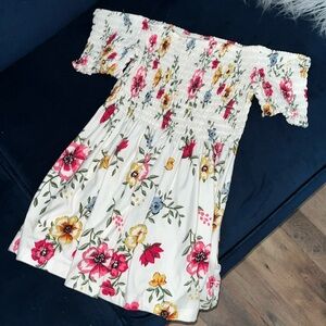 $8 if bundled 💞 Off shoulder floral top